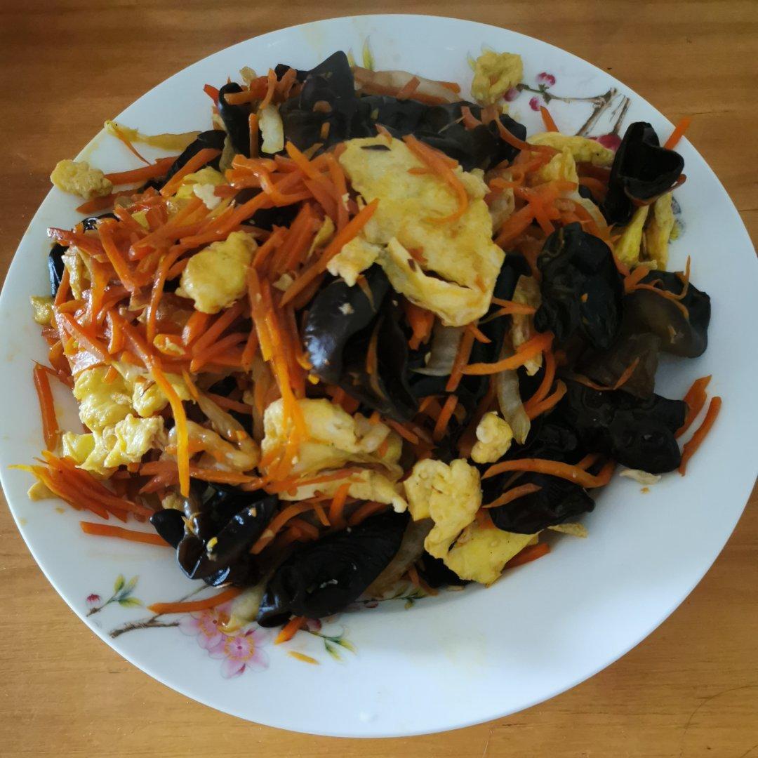 青椒木耳胡萝卜丝炒鸡蛋