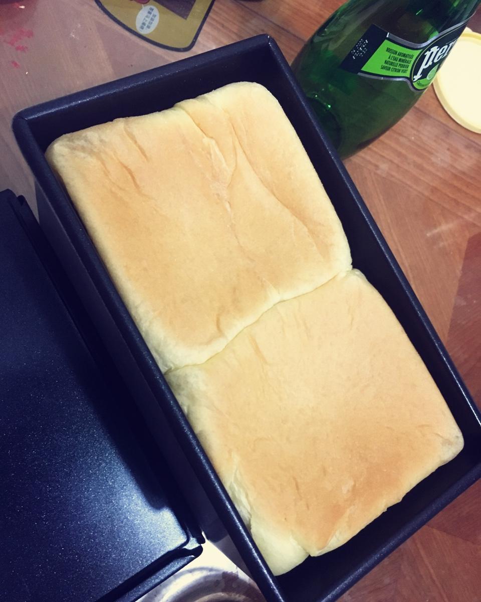 用烤箱自己做面包--手工牛奶吐司面包