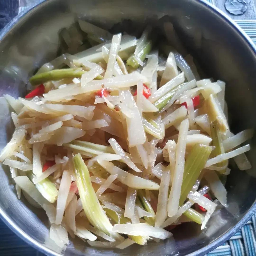 简单美味的家常菜！土豆丝炒芹菜