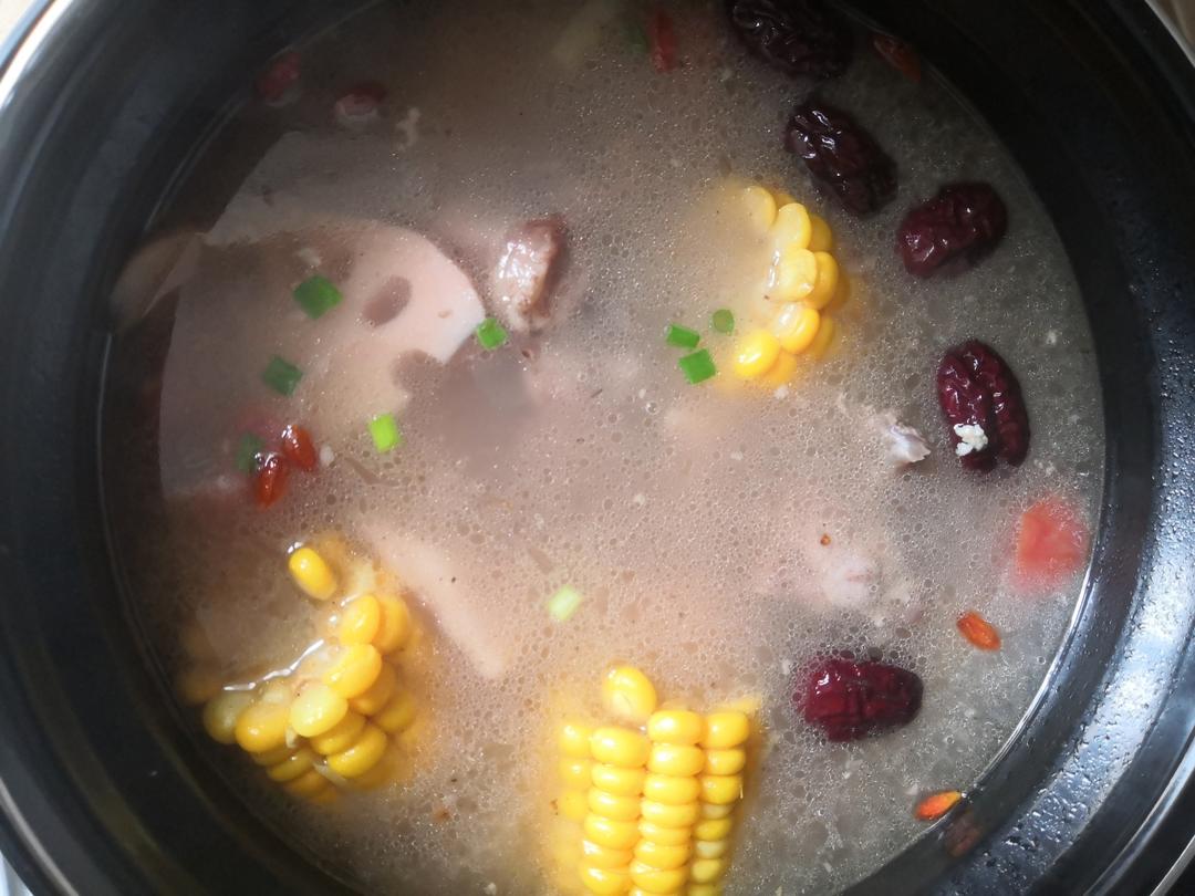 滋补养生 —— 玉米胡萝卜清炖排骨汤🌽