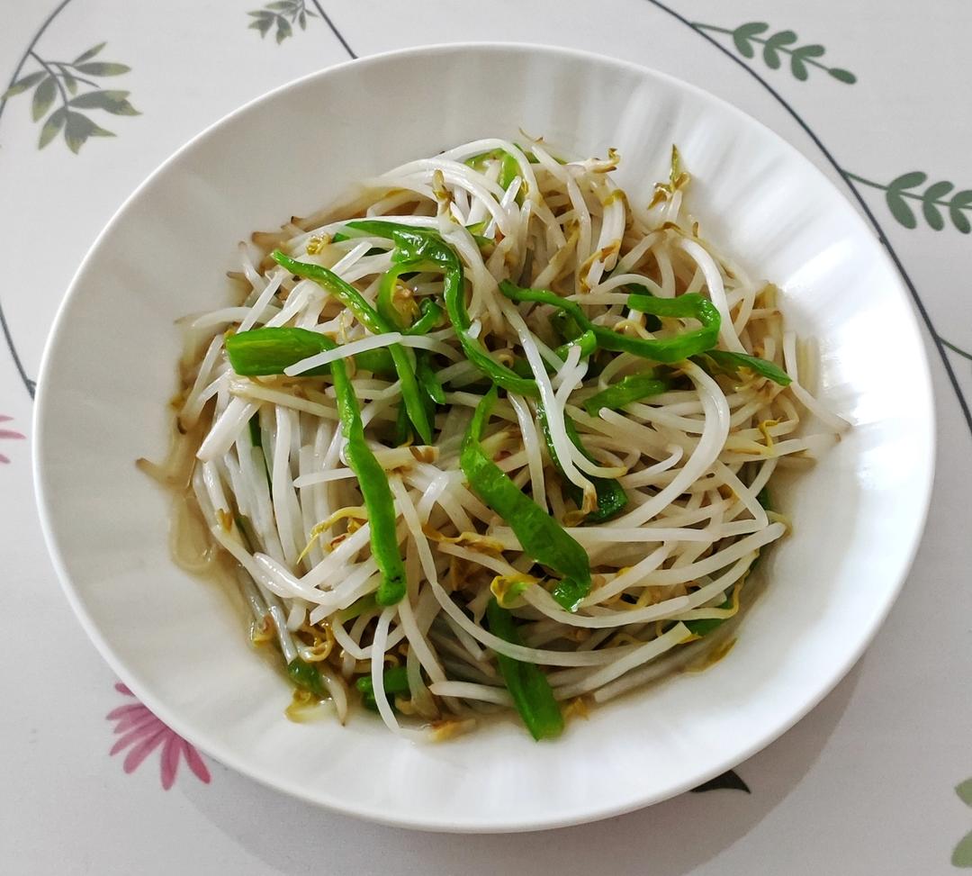 三块钱搞掂：清爽简单的青椒炒绿豆芽