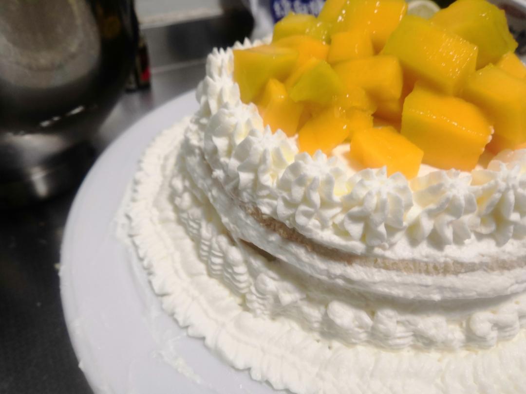 家庭版奶油芒果蛋糕
