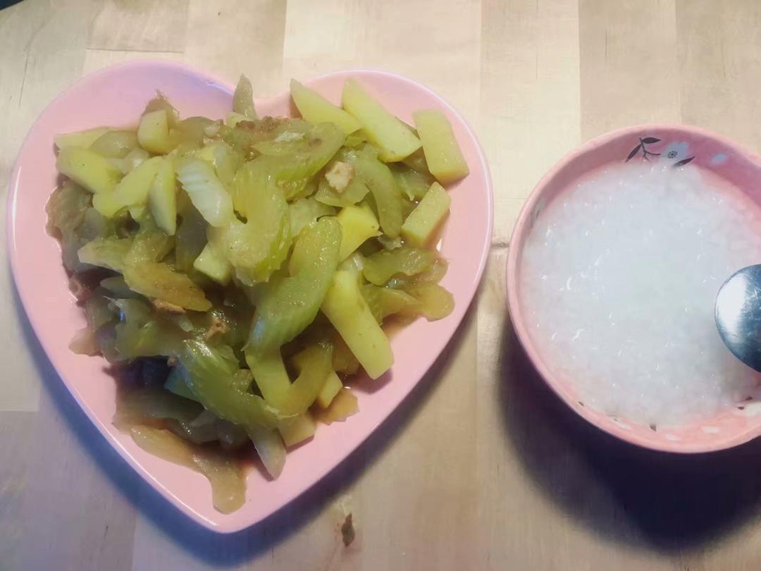 土豆炒芹菜