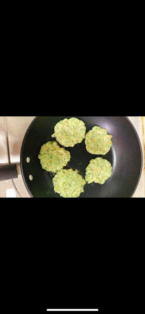 宝宝辅食：西兰花土豆饼—宝宝不爱吃蔬菜，试试缤纷蔬菜饼12M+