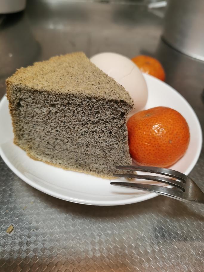 简单的养生（背风发热蒸烤箱戚风蛋糕成功窍门）——黑芝麻戚风蛋糕的做法