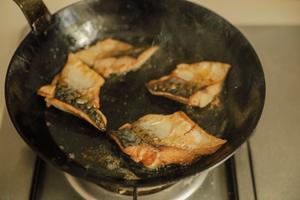 香煎挪威青花鱼配川味鱼香汁的做法 步骤4