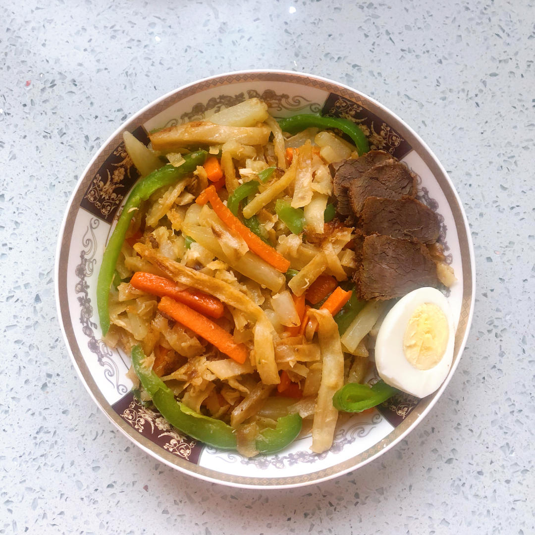 胡萝卜土豆青椒肉炒饼