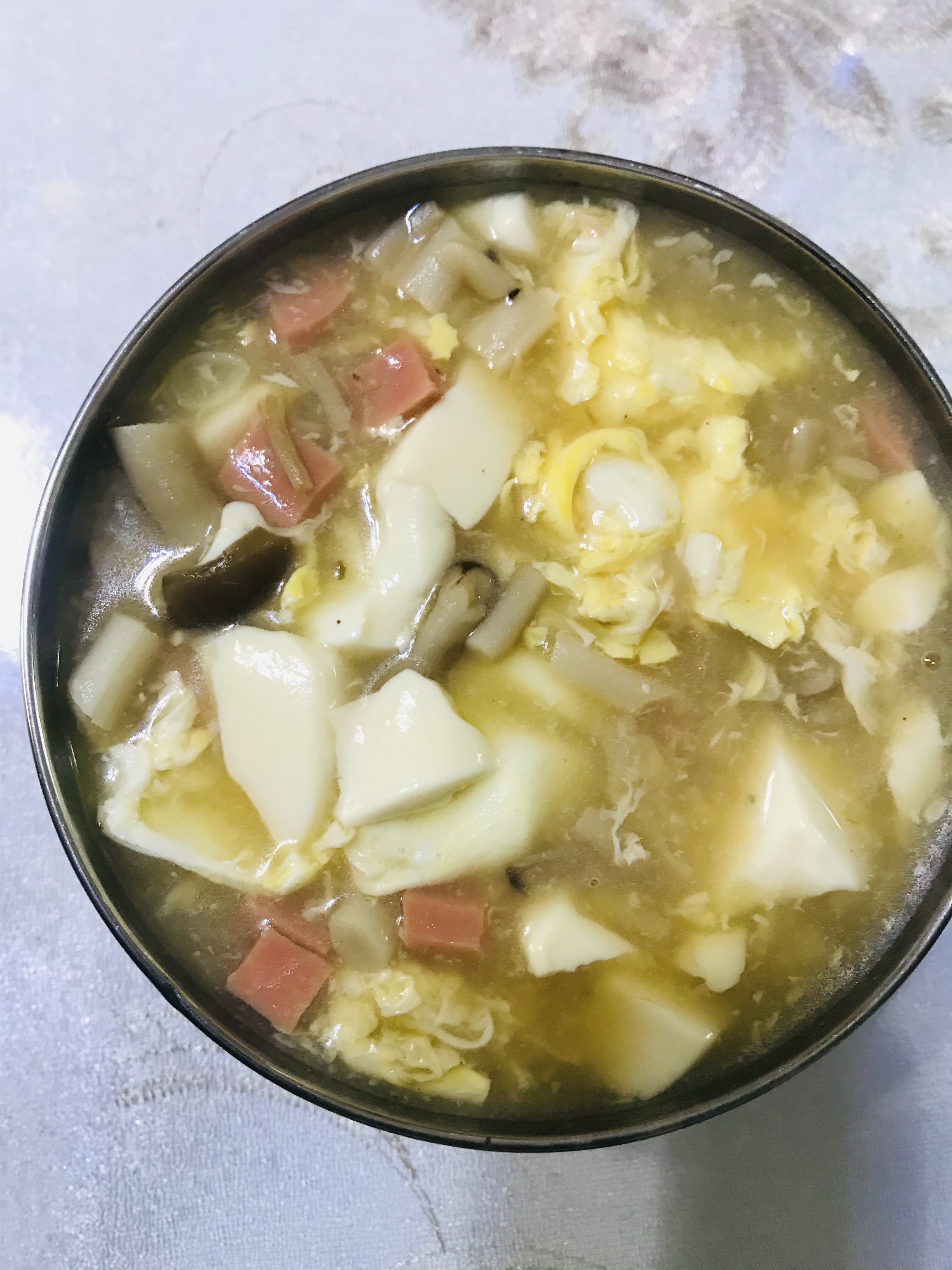 菌菇豆腐鸡蛋火腿汤的做法