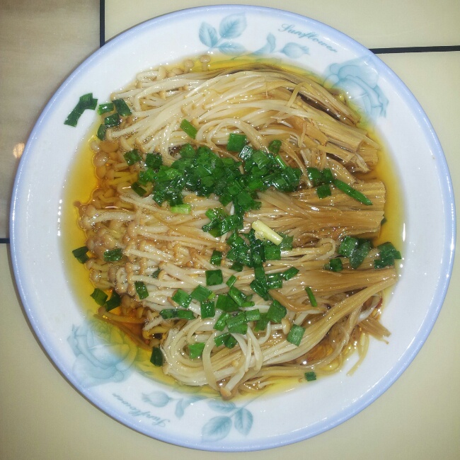 葱油金针菇——10分钟快手菜，你绝对不能错过的美味~