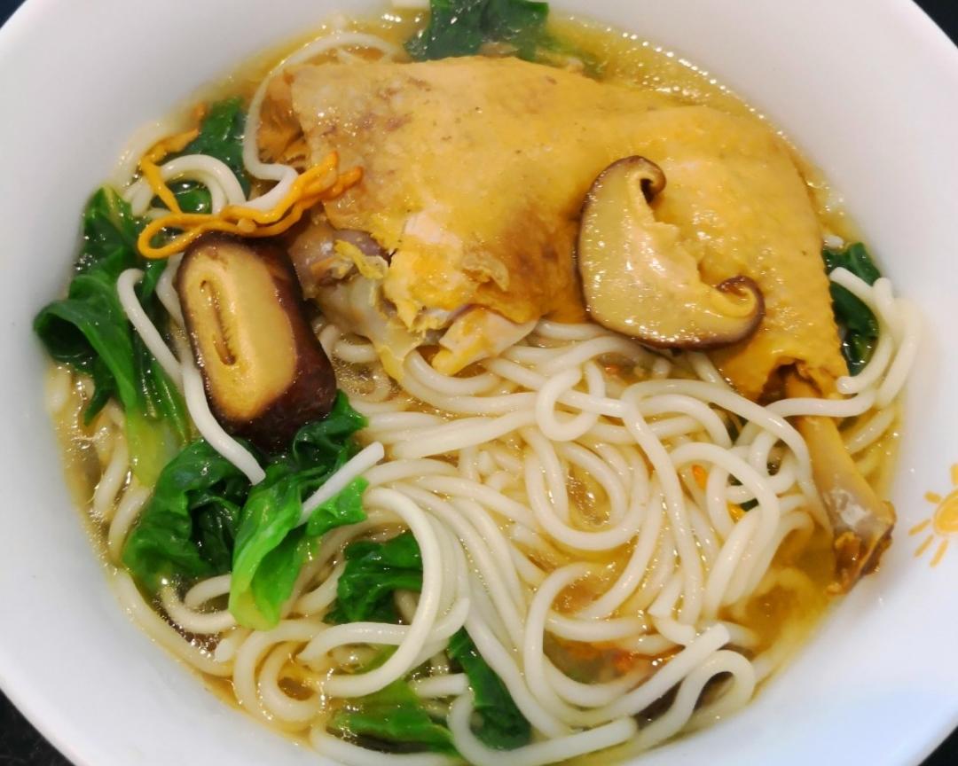 香菇鸡腿面条（1人份）的做法