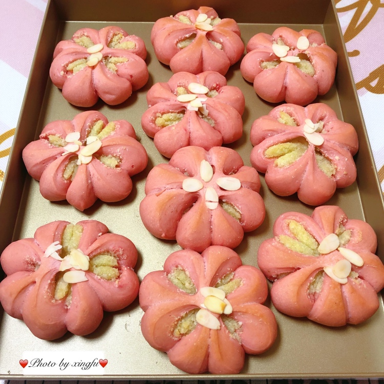 火龙果花朵椰蓉面包