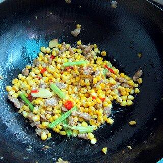 玉米粒炒肉未的做法 步骤5