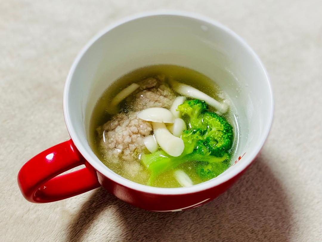 西蓝花白玉菇肉丸汤的做法