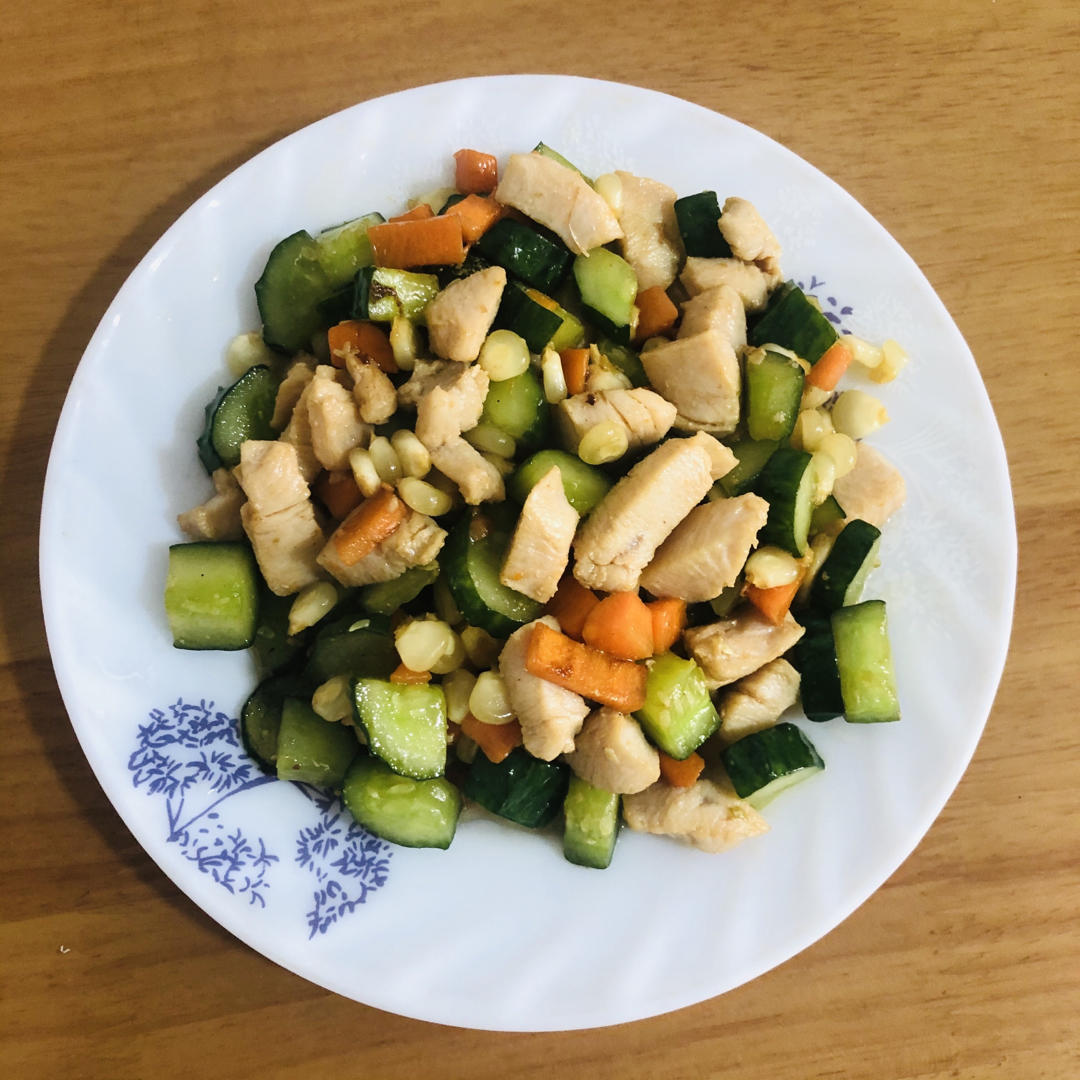 胡萝卜，玉米，黄瓜炒鸡丁儿。