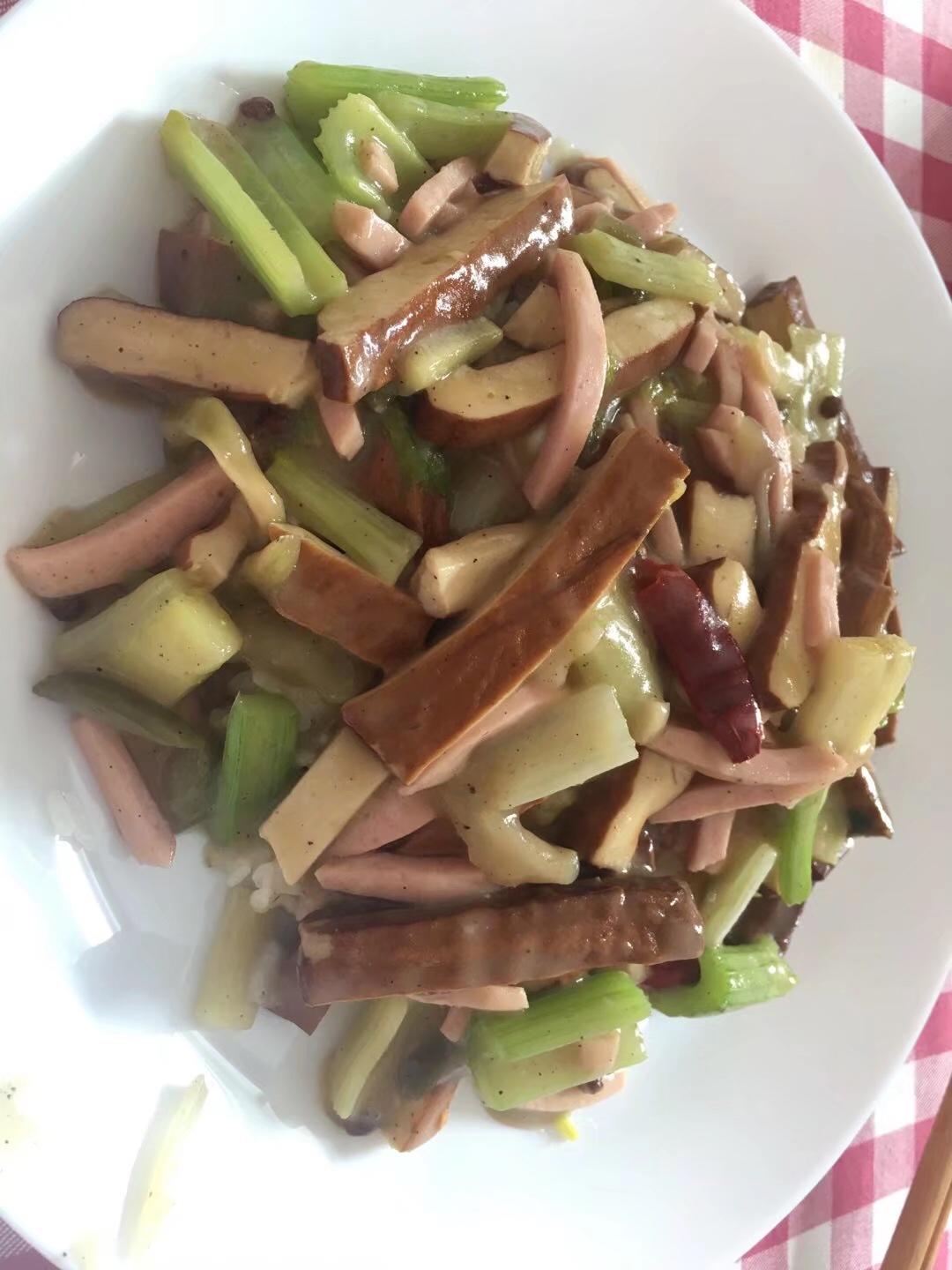 懒人随意香干芹菜火腿盖饭