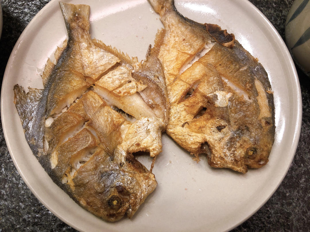 完美版干煎鲳鱼，皮不破、肉不碎、外香里嫩。