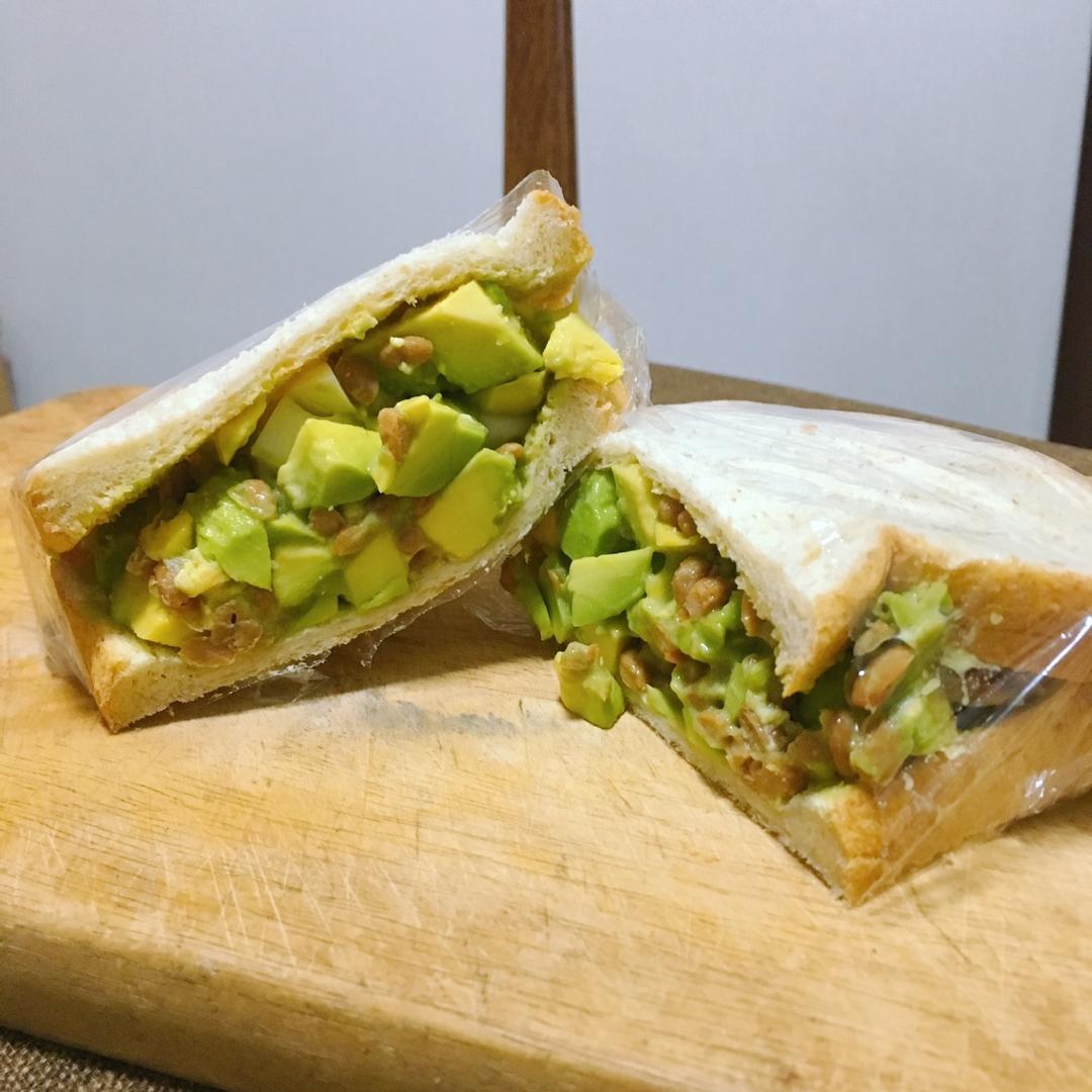 纳豆牛油果鸡蛋色拉