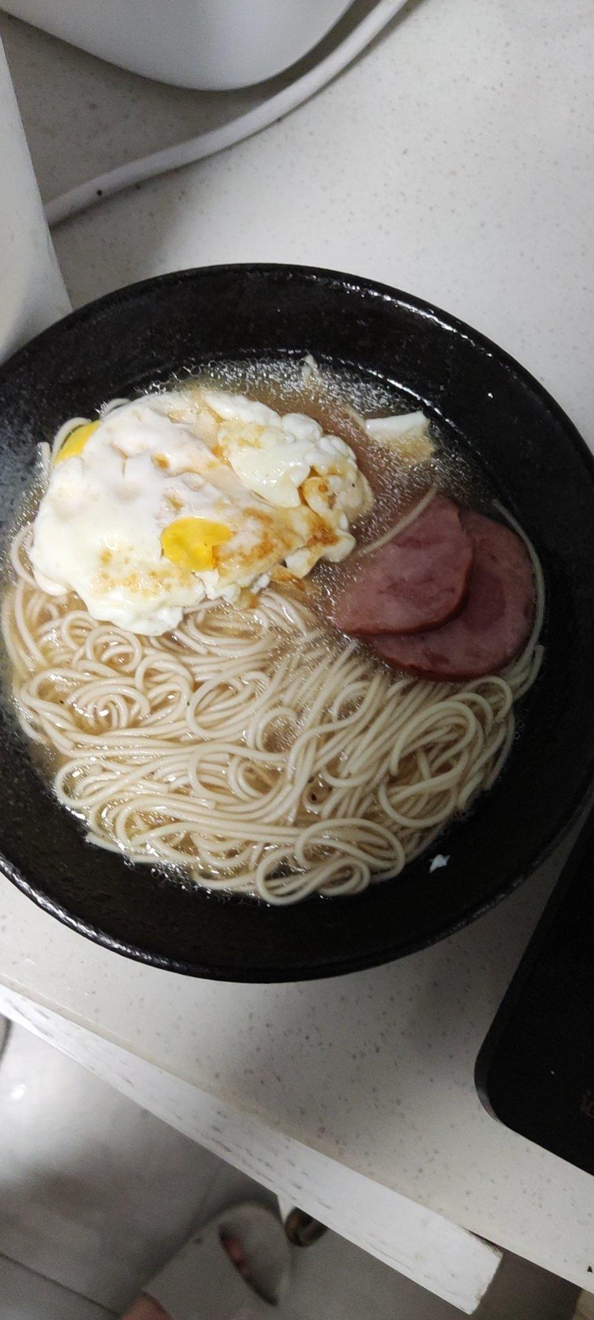 一碗清汤面 🍜 —— 秋日里的治愈系