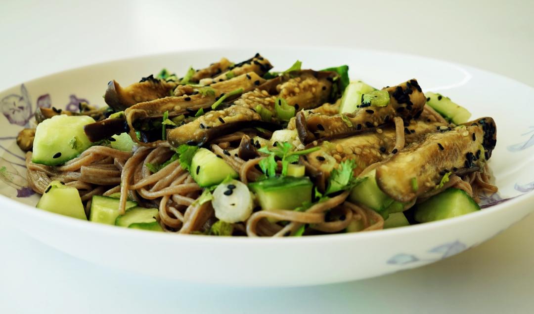 味噌茄子绿茶面和黄瓜沙拉［Miso aubergine，green tea noodle and cucumber salad］