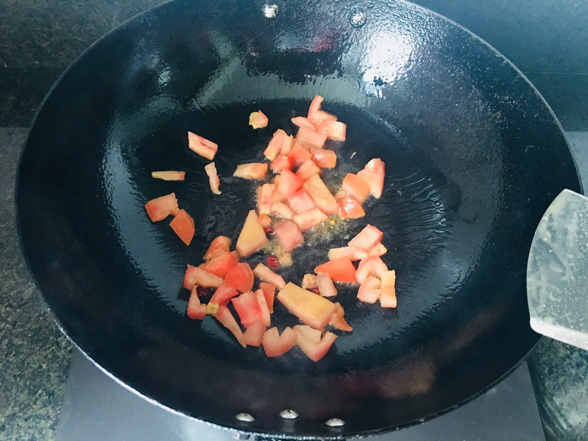 减脂餐 西红柿金针菇黑鱼汤的做法 步骤3
