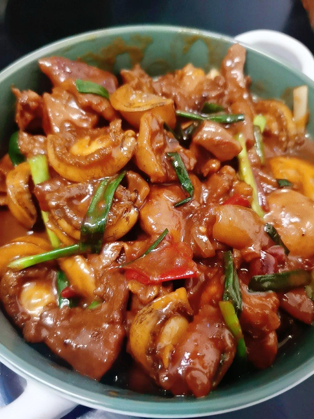 【鲍鱼花螺鸡煲】还是广东人最会吃鸡，鲍鱼花螺只能当配角！