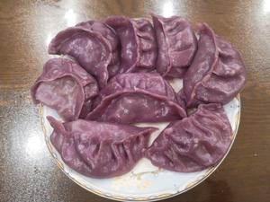 紫薯饺子皮包的两种🥟 ：韭菜黑椒罗勒猪肉馅&牛奶咸鸭蛋黄水白菜猪肉馅的做法 步骤5