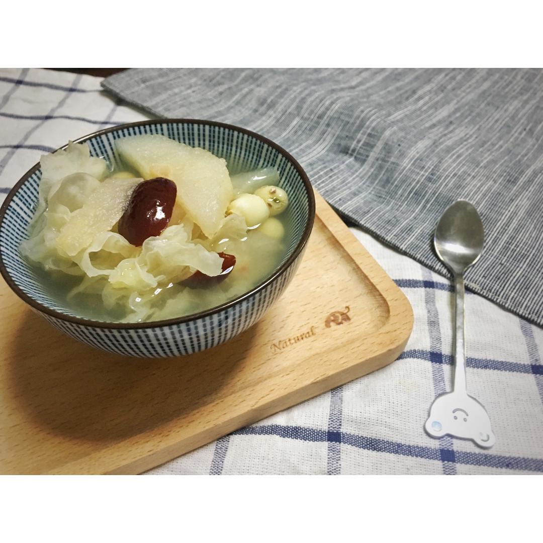 雪梨银耳红枣汤