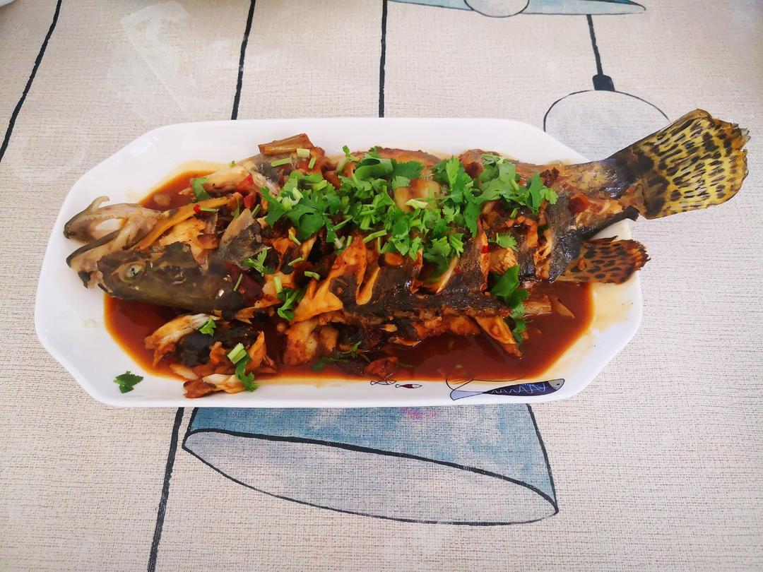 俩宝儿滴妈妈做的红烧桂鱼