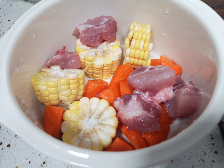 猪骨玉米红萝卜汤－炖盅的做法 步骤1