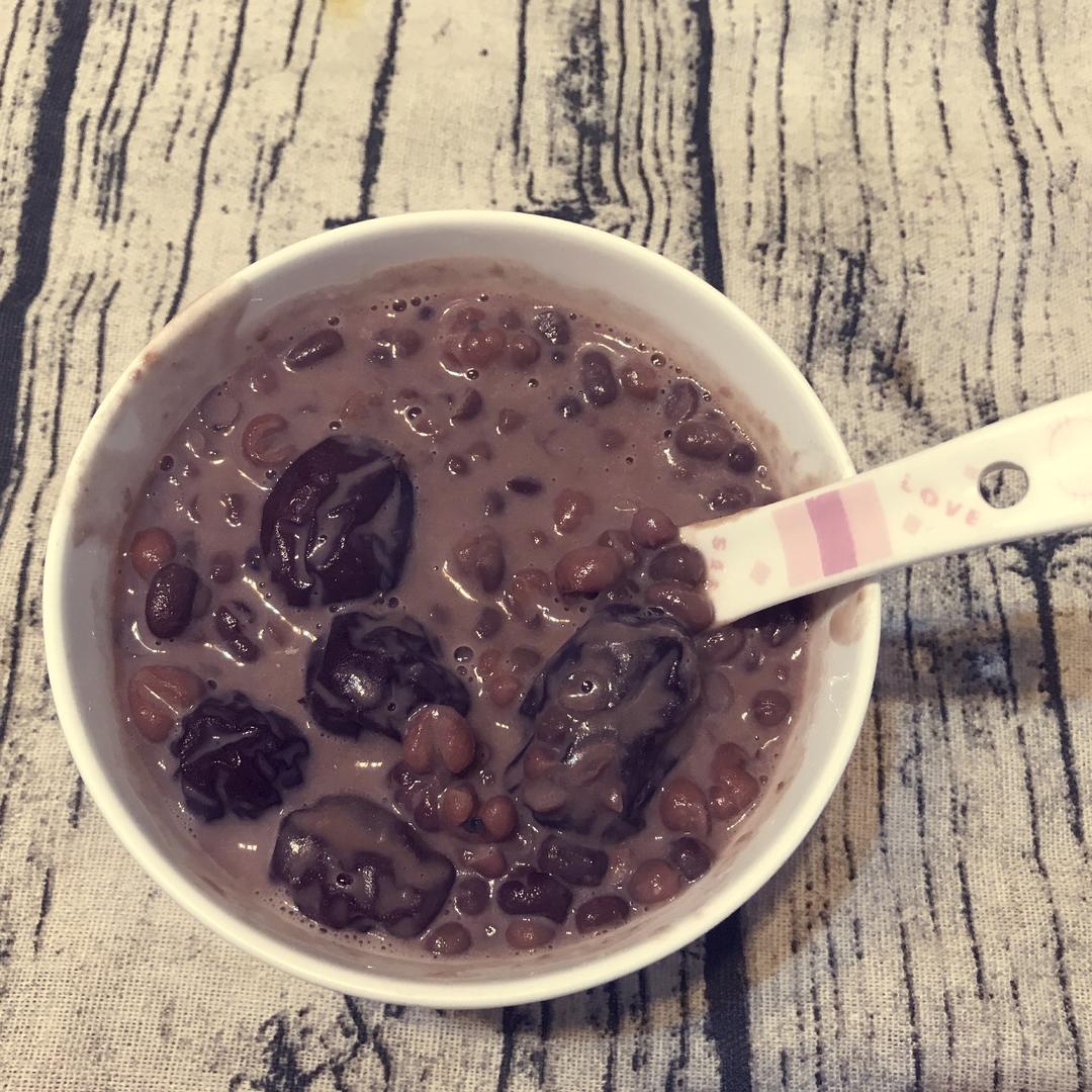 红枣红豆薏仁牛奶粥