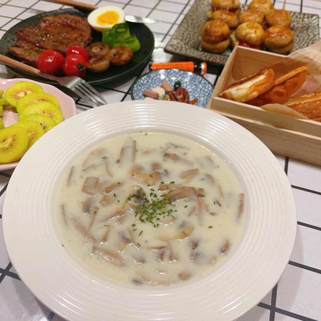 超惊艳奶油蘑菇汤(牛奶版本)