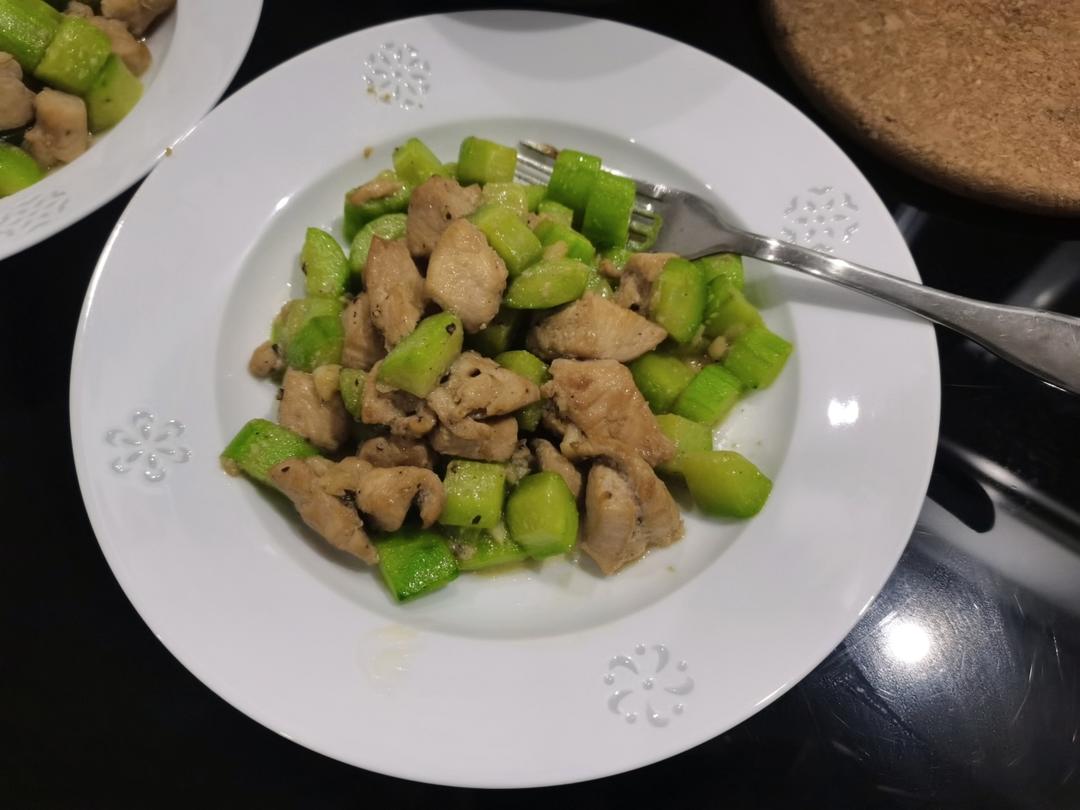 清爽好吃！低脂美味～黄瓜炒鸡胸肉丁