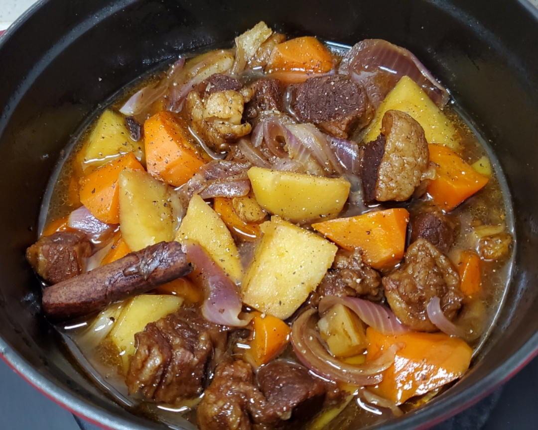 胡萝卜土豆牛腩煲（铸铁锅版）的做法