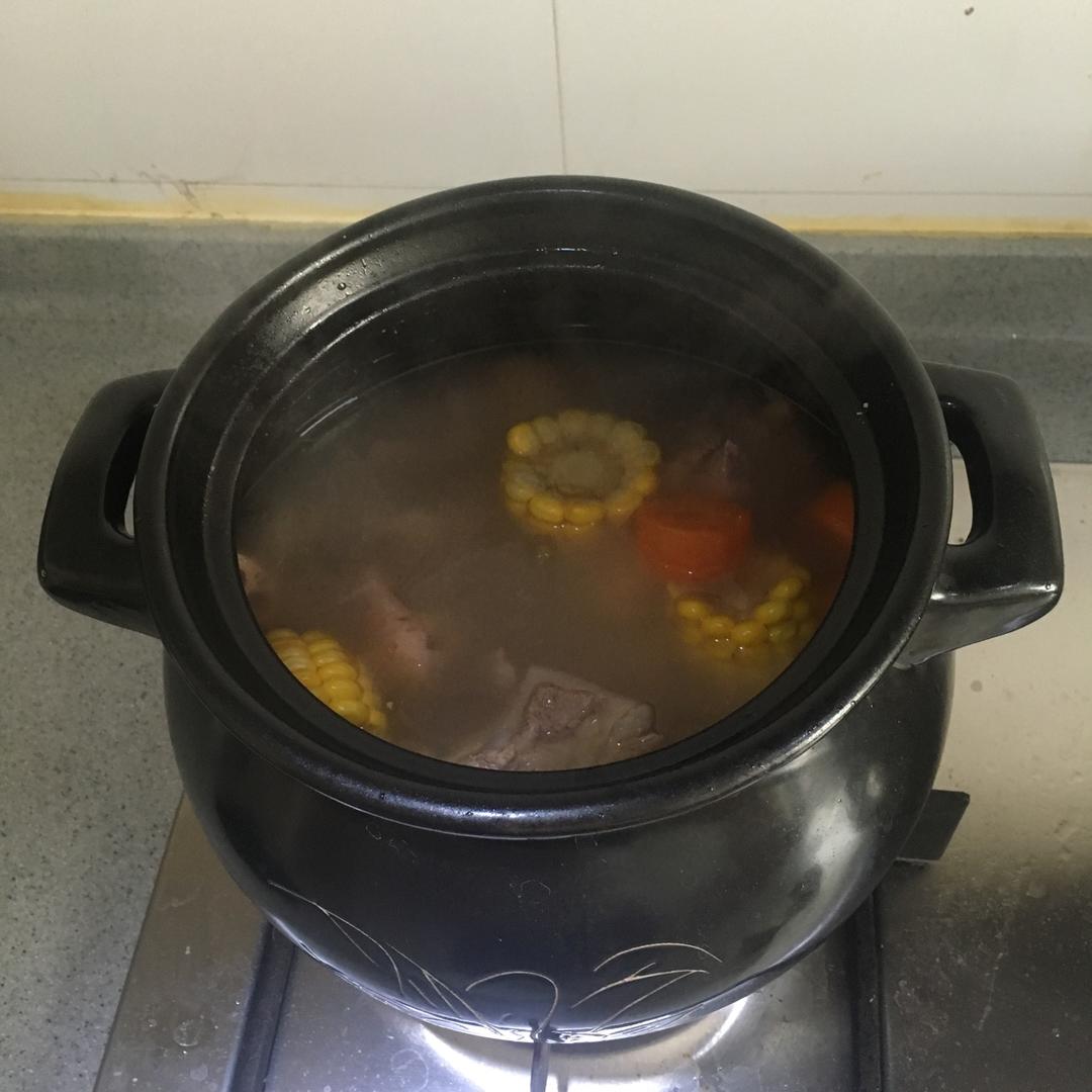 胡萝卜玉米排骨汤