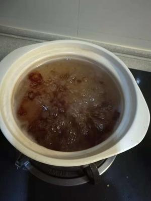 桃胶皂角米血燕汤的做法 步骤2