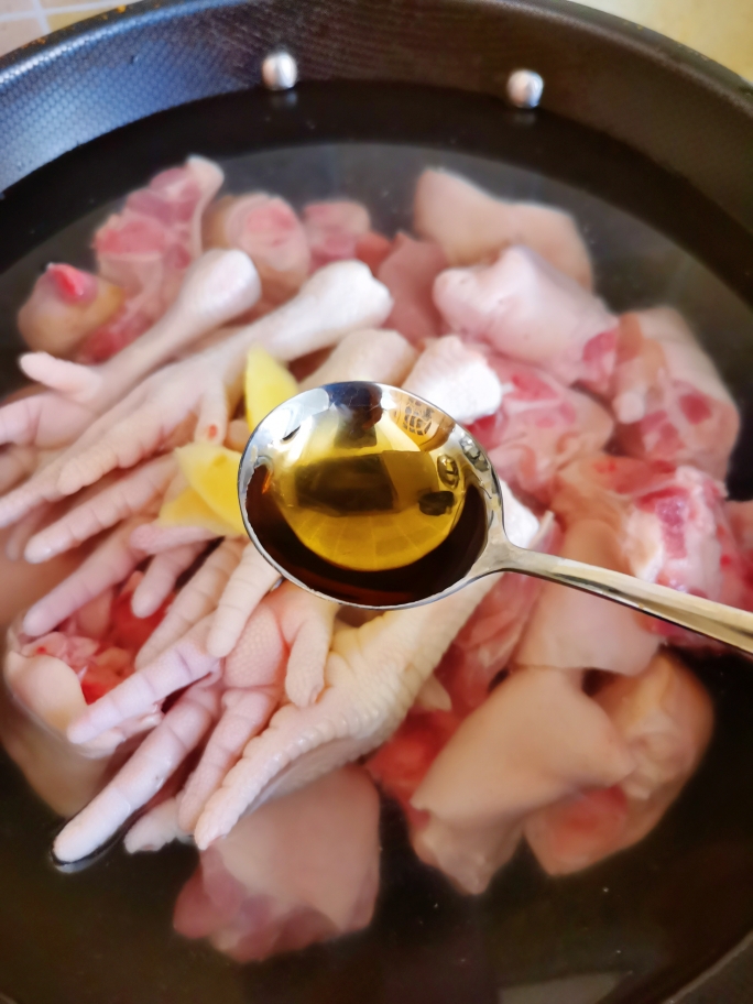 香辣猪蹄炖鸡爪，肥而不腻，酥烂入味的做法 步骤6