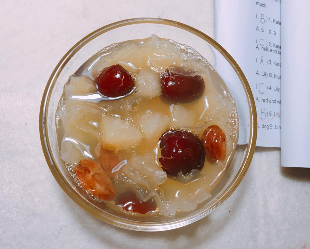 冰糖银耳红枣汤