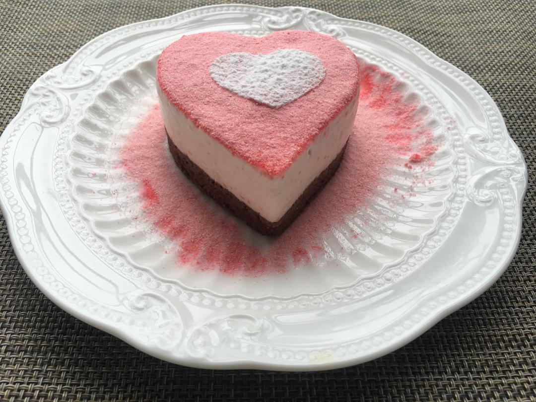 刁蛮宝児做的心形草莓慕斯蛋糕