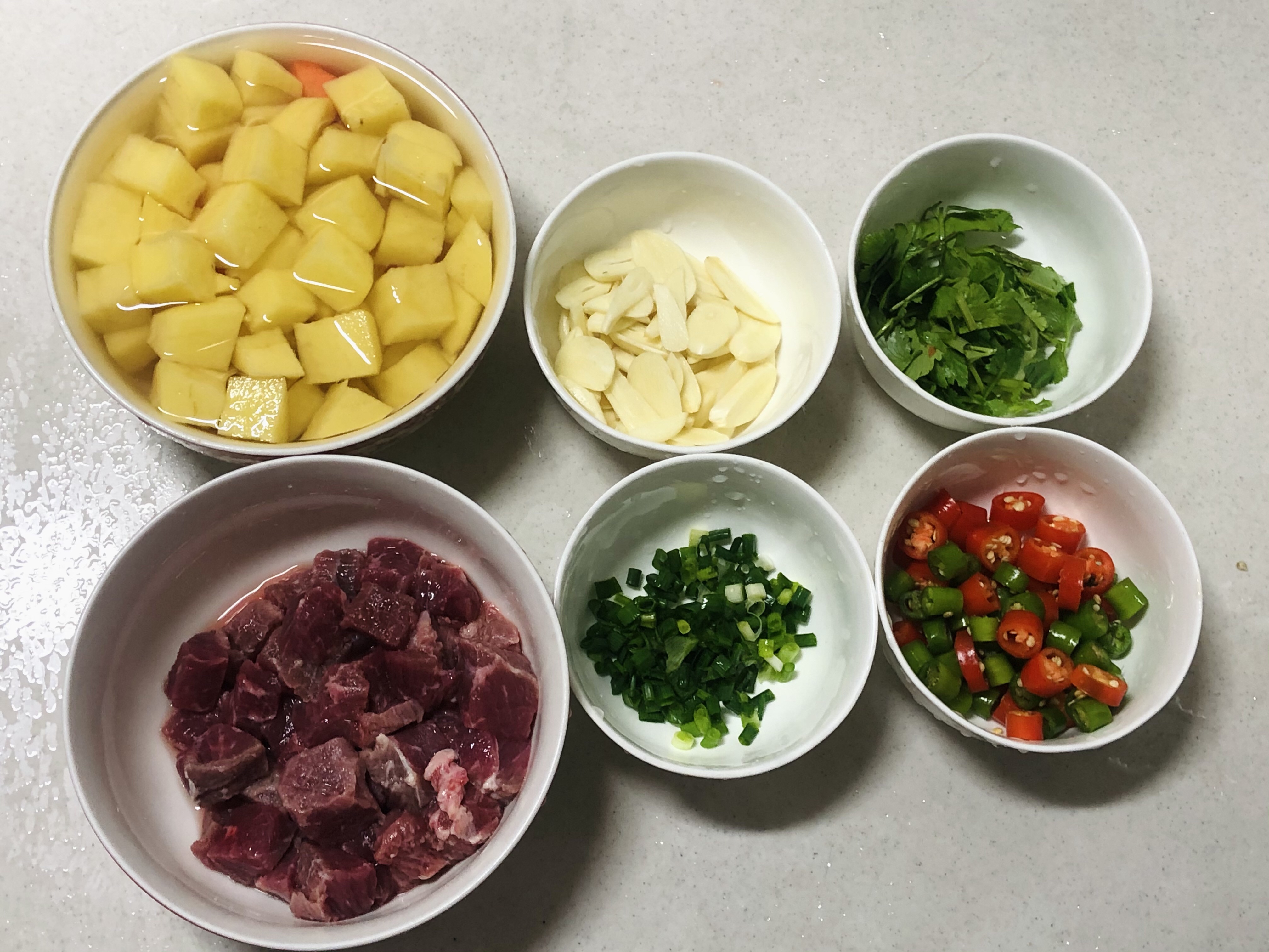 土豆胡萝卜烧牛肉的做法 步骤1
