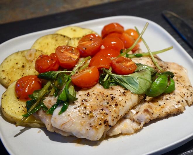 番茄罗勒煎红鲷鱼柳 Pan-fried Snapper fillet with tomato and basil sauté的做法