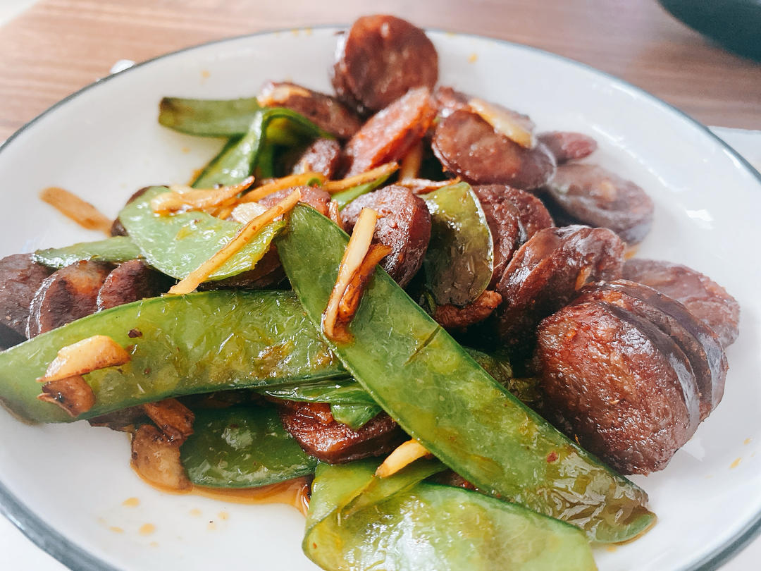 简单易做地麻辣香肠炒荷兰豆（下饭菜）