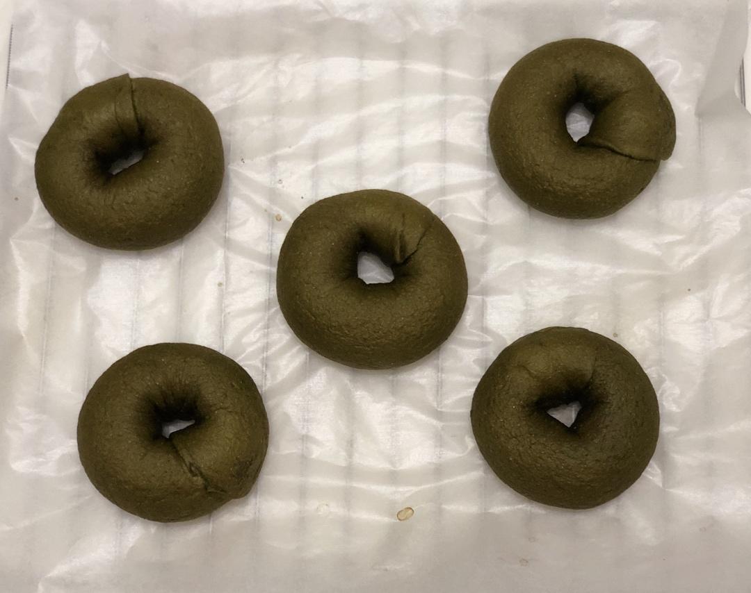 绿油油的抹茶红豆贝果