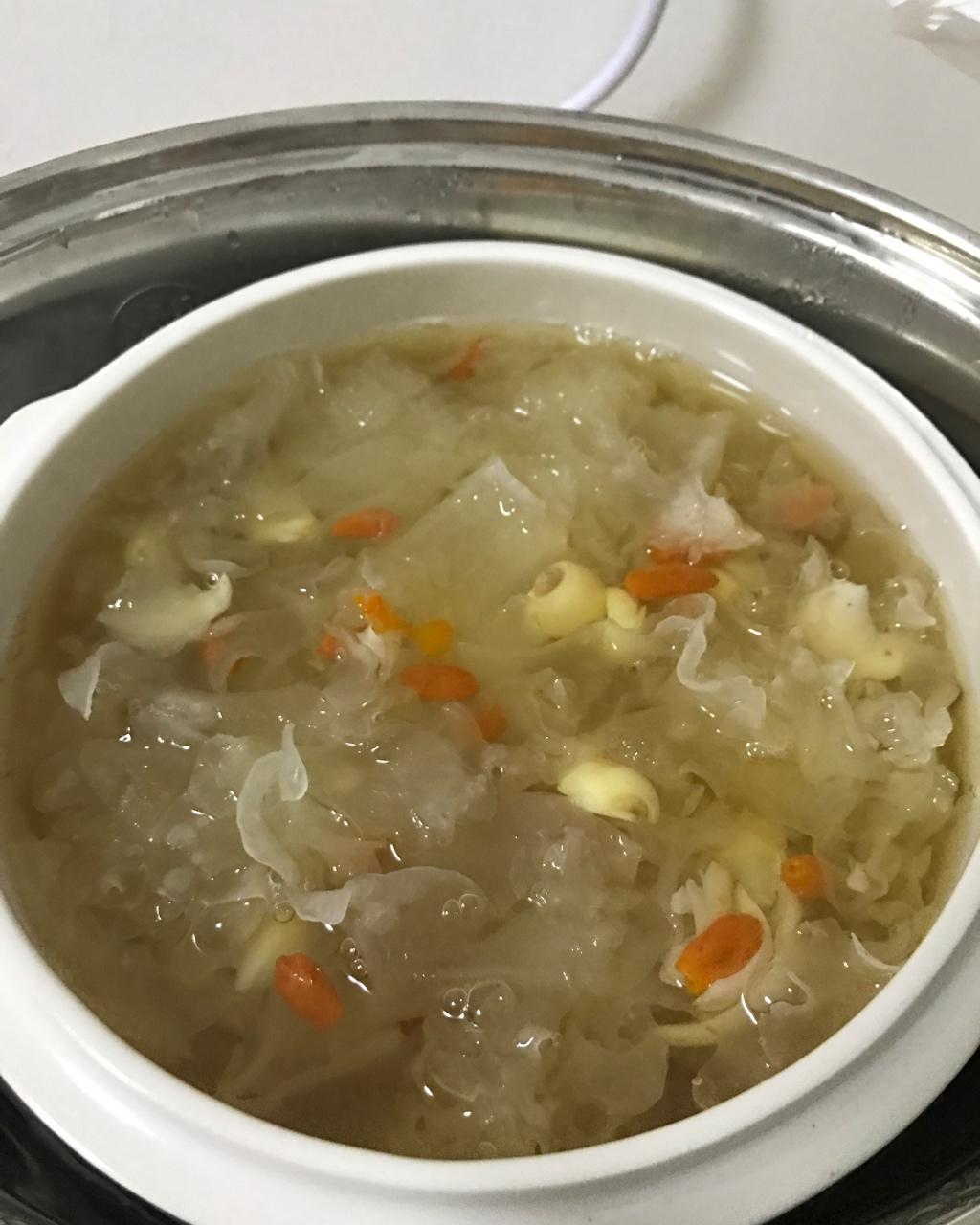 包包w做的银耳百合莲子羹