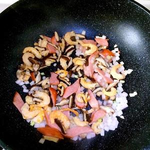 香菇虾仁炒饭（干货版）的做法 步骤2