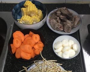 胡萝卜玉米马蹄鱼腥草骨头汤的做法 步骤1