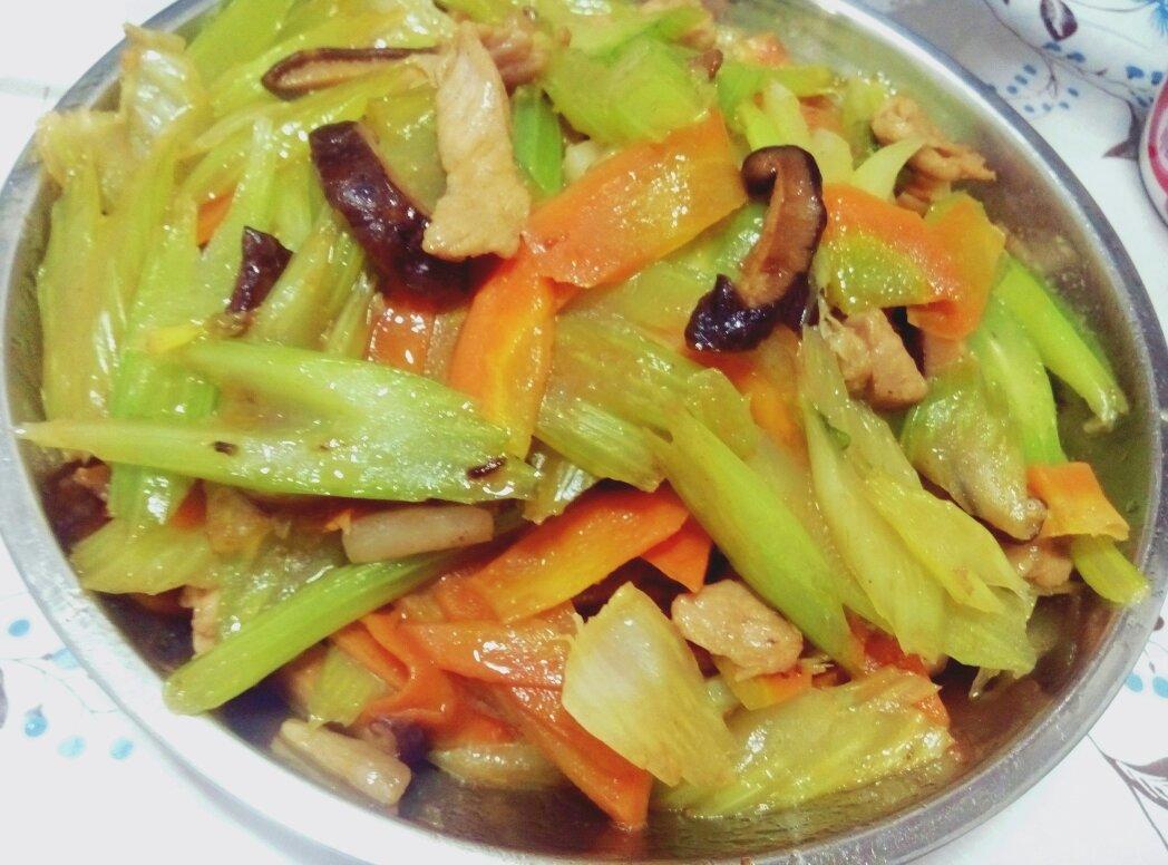 西芹香菇炒鸡肉