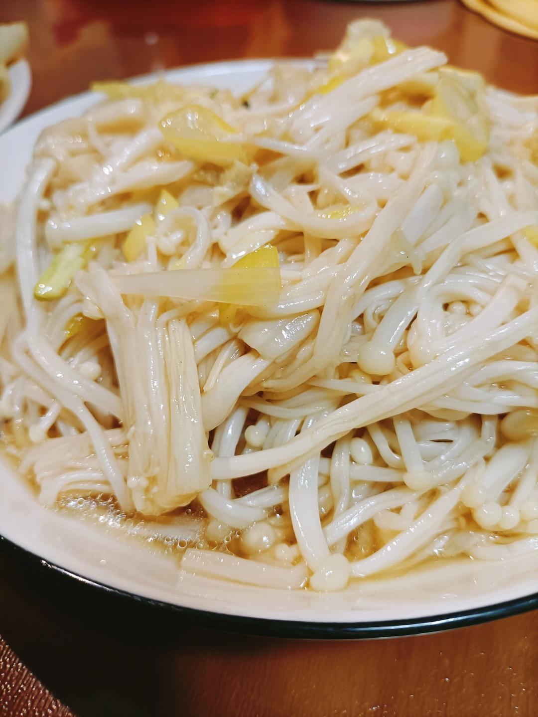 根本停不下来的凉拌金针菇