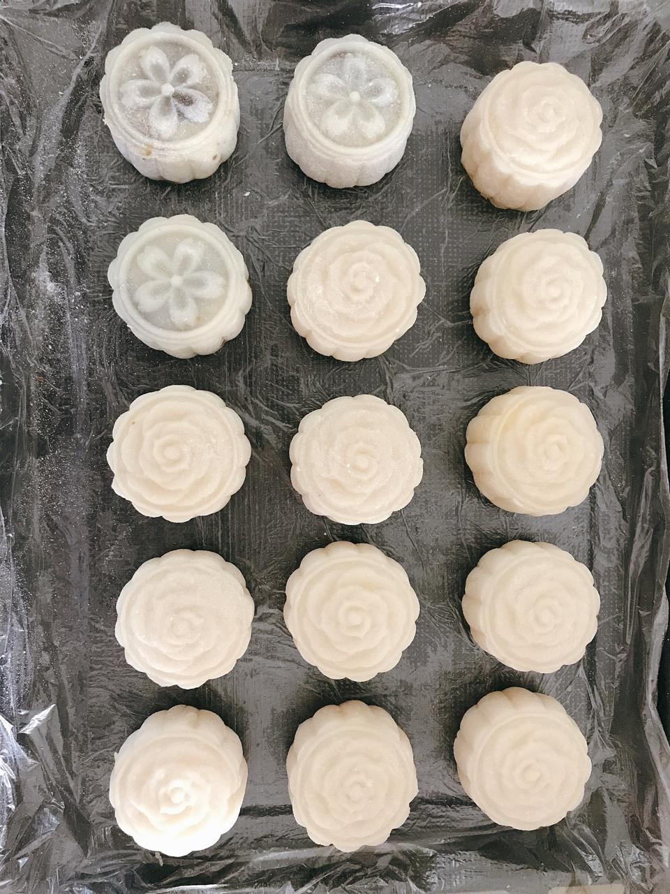 冰皮月饼（红肉火龙果汁颜色）