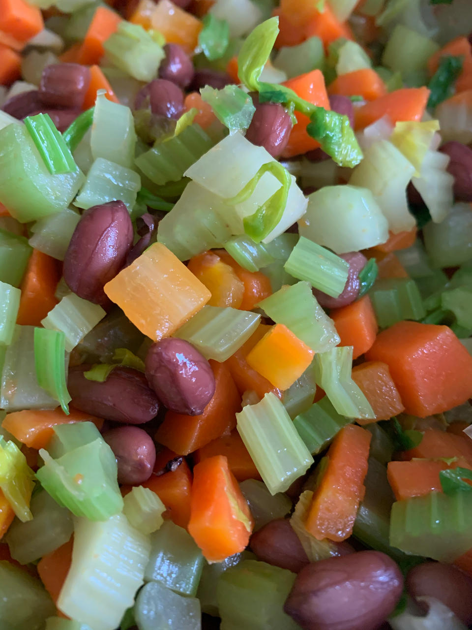 凉拌芹菜花生米胡萝卜