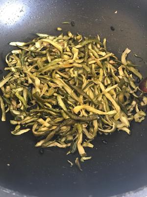 拌剁辣椒黄瓜皮的做法 步骤9